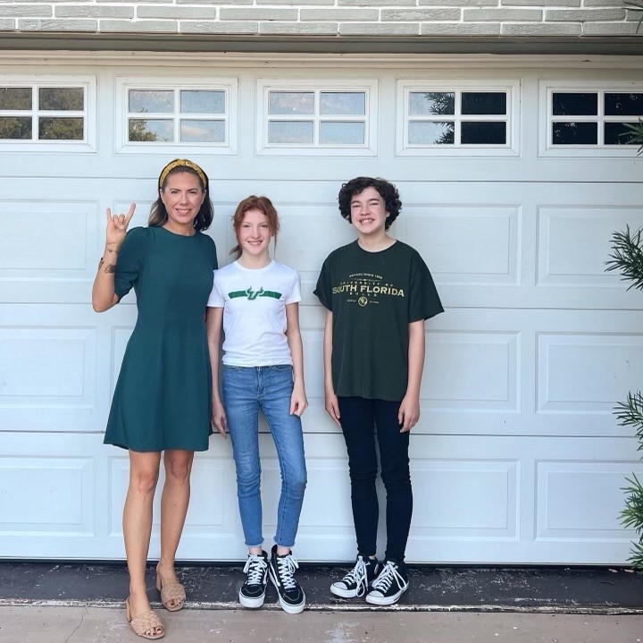 Heather with her two daughters dressed up for College Week.  Heather con sus dos hijas celebrando la Semana Universitaria.